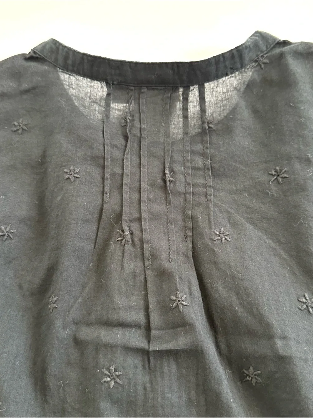 GAP Embroidered Ruffle Pintuck Shirt in Black | XL | GUC - Picture 7 of 9